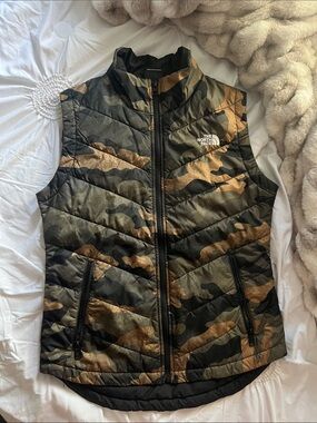 The North Face Women's Camo Puffer Vest - Green/Brown/Black
